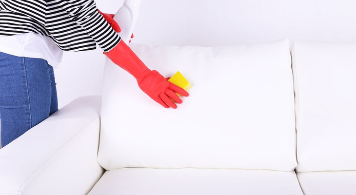 Як почистити білий диван з тканини в домашніх умовах