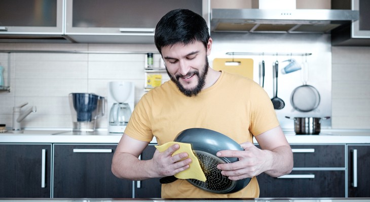 Як почистити тефлонову сковороду від нагару