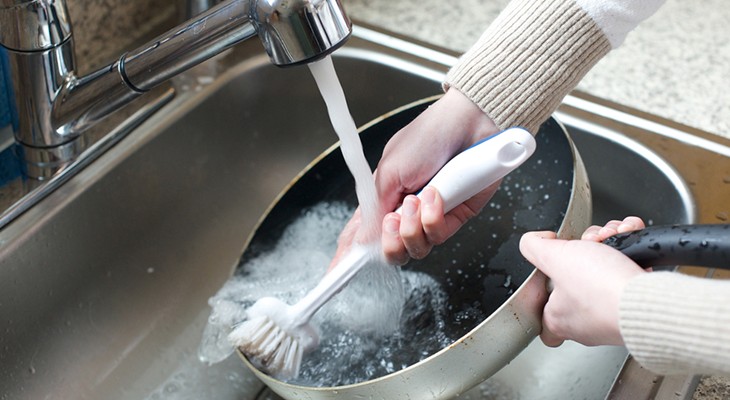 Як відмити посуд від старого жиру: народні рецепти без побутової хімії