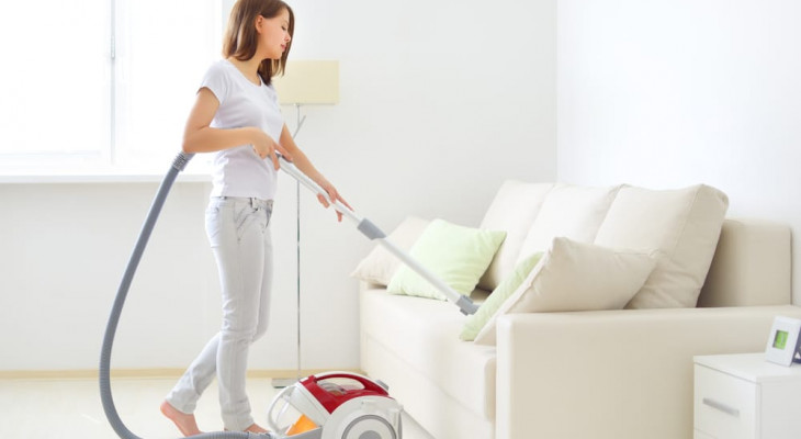 Як почистити диван в домашніх умовах від плям і пилу