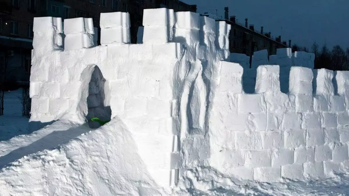 Зліпити снігову фортецю
